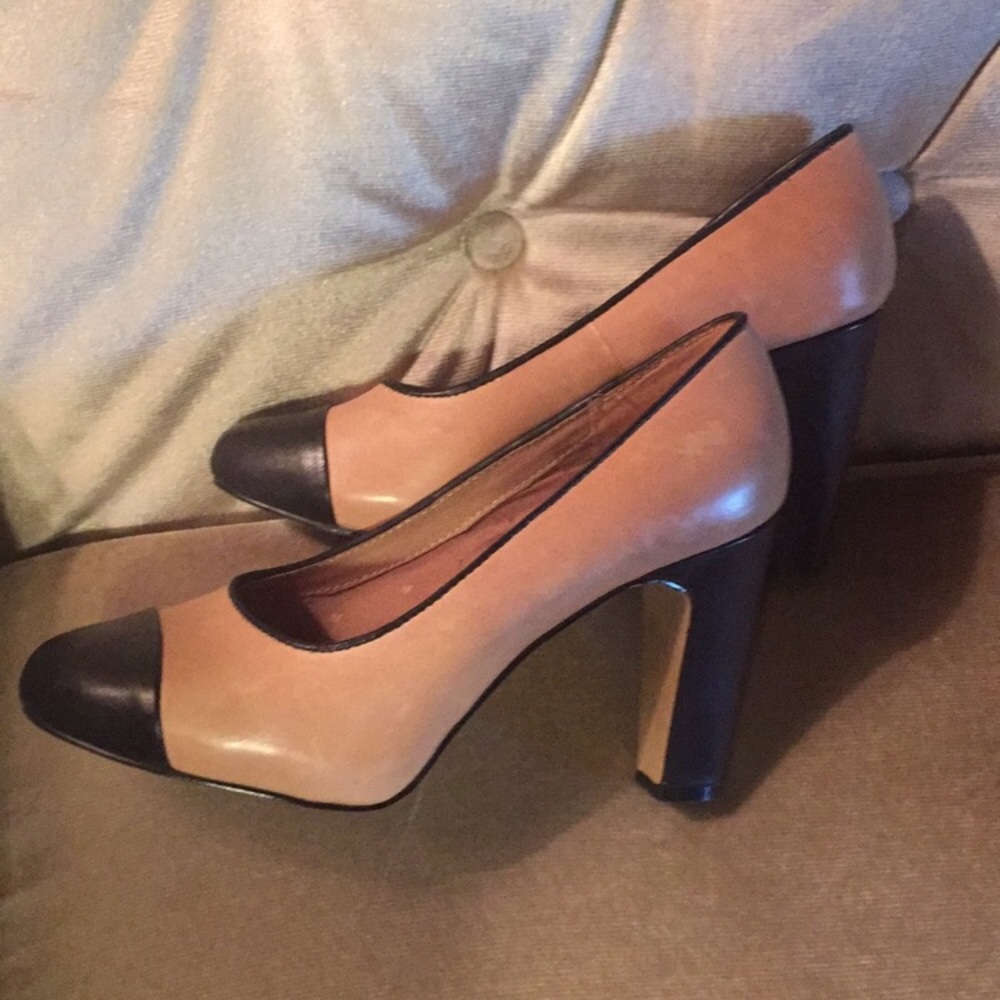 Beautiful FOSSIL pumps